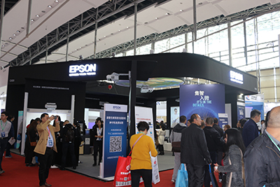 爱普生在广州教育展展出首款激光教育超短焦互动投影机