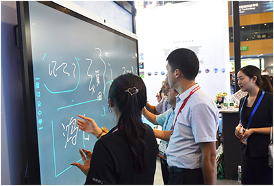 鸿合携手NEC闪耀成都InfoComm，演绎商显革新！