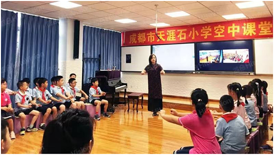 新华社重磅报道,一块屏已飞入中国百万间教室