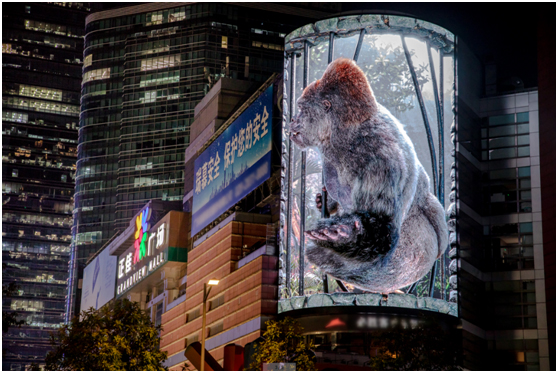 广州繁华商圈惊现巨型金刚！